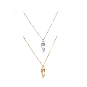 Colliers élégants avec pendentifs piment en or et argent et détails de couronne