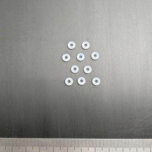 Vista macro di piccoli distanziatori in silicone trasparente con riferimento scala