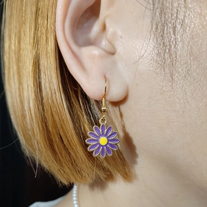 Pendientes de gancho dorados con flor de margarita esmaltada púrpura y amarilla