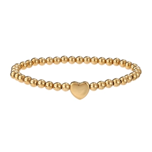 Dettaglio di un bracciale a sfere dorate con un ciondolo a cuore in metallo lucido