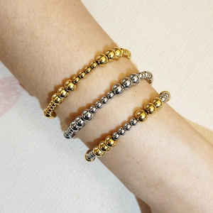 Set di tre bracciali di perle in acciaio al titanio lucido nei toni oro, argento e misti