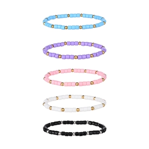 Set di cinque braccialetti elastici stile bohémien con perline colorate e metallo
