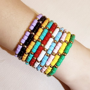 Set di 10 braccialetti bohémien colorati con distanziatori dorati in stile etnico