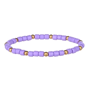 Dettaglio macro del bracciale elastico bohémien con perline color lavanda e tocchi dorati