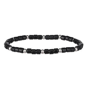 Dettaglio del bracciale bohémien elastico con perline nere opache e accenti d'argento