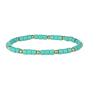 Dettaglio del bracciale elastico bohémien con alternanza di perline verde acqua e oro