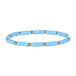 Dettaglio del bracciale bohémien con perline quadrate blu cielo e distanziatori dorati