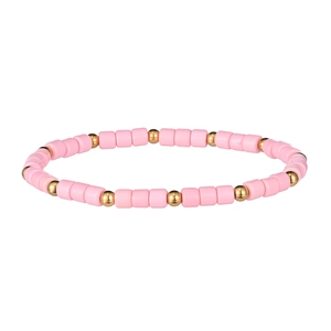 Vista macro del bracciale bohémien elastico con perline in resina rosa e accenti dorati