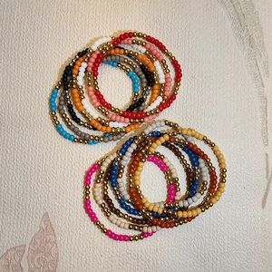 Ensemble de bracelets en perles colorées style indien avec détails en acier inoxydable
