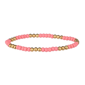 Détail de perles roses mates et de perles dorées miroir sur un bracelet indien