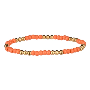 Détail des perles orange mat alternant avec des perles dorées sur un bracelet tendance