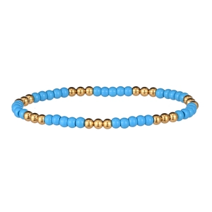 Vue détaillée du bracelet bohème avec perles en acier inoxydable bleu ciel mat et doré