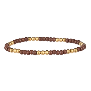 Vue détaillée du bracelet en perles style indien avec bois brun et acier doré