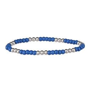 Détail de perles bleu foncé mates associées à des perles en acier inoxydable poli argent