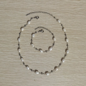 Dettaglio del set collana e bracciale di perle naturali d'acqua dolce con perle d'argento