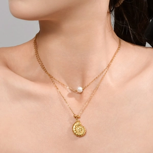 Collana a due strati in acciaio inossidabile dorato con perla bianca e ciondolo a conchiglia