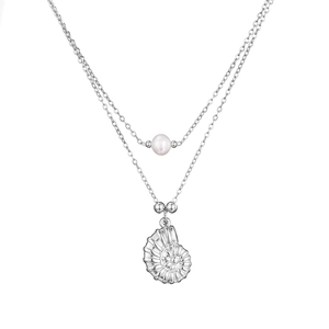 Dettaglio della collana a doppio strato argento con perla bianca e ciondolo nautilus