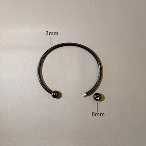 Detail of 3mm black stainless steel flexible open bracelet with 8mm screw-on bead