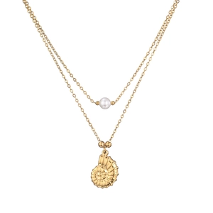 Dettaglio della collana a due strati in acciaio inossidabile con perla e conchiglia