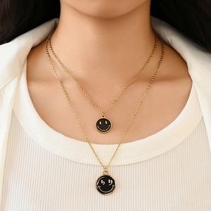 Collana a doppio strato in acciaio dorato con ciondoli a forma di smile in smalto nero