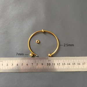 Detail of 2.5mm gold stainless steel flexible bracelet with 7mm ball screw end cap