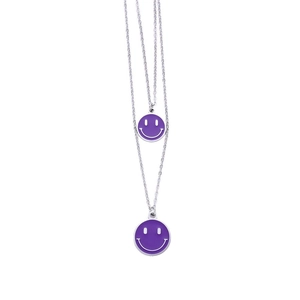 Dettaglio catena argento a due strati con due ciondoli sorriso in smalto viola
