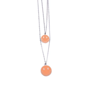 Dettaglio della collana a doppio strato in acciaio inox con pendenti smiley arancioni