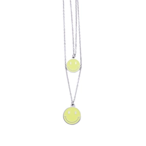 Dettaglio di una collana doppia in acciaio inossidabile con due pendenti smiley gialli