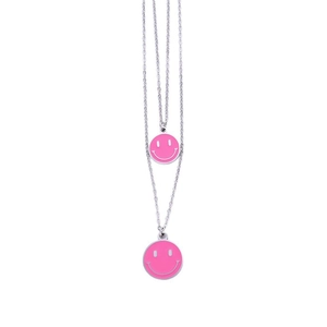 Dettaglio di una collana a doppio strato in acciaio inox con ciondoli smiley rosa