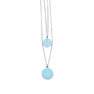 Dettaglio di una collana doppia in acciaio inossidabile con due smiley in smalto blu
