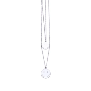 Dettaglio di una collana a doppio strato in acciaio inossidabile con due ciondoli smiley