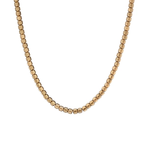 Dettaglio della collana di perle placcata oro 18K con motivi sfaccettati diagonali