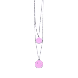 Dettaglio della collana a doppio strato in acciaio inossidabile con ciondoli smiley rosa