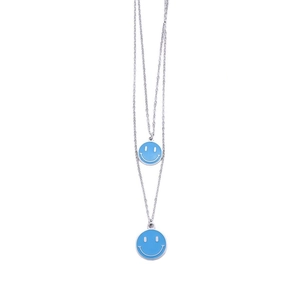Dettaglio della collana a doppio strato in acciaio inossidabile con pendenti sorriso blu
