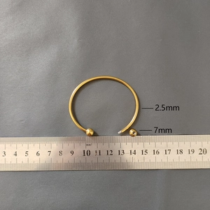 Detail of 2.5mm gold beaded bangle with removable 7mm ball end and threaded screw head