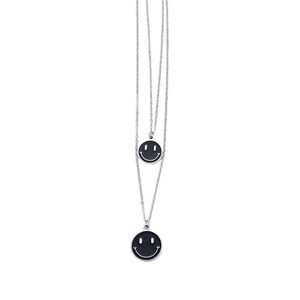 Dettaglio della collana a doppio strato in acciaio inossidabile con pendenti smiley neri
