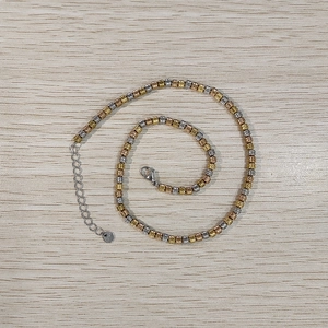 Dettaglio della catena a sfere tricolore placcata oro 18K con chiusura a moschettone S925