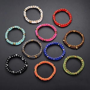 Set di bracciali elastici in argilla polimerica colorata con distanziali in acciaio inox