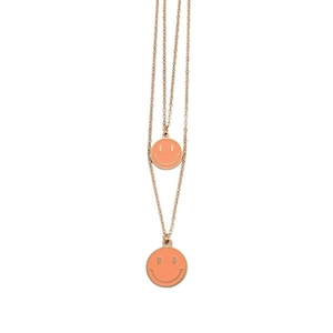Dettaglio della collana a doppio strato in oro rosa con ciondoli sorriso arancioni