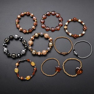 Set di 9 braccialetti vintage con perle in resina ambrata, stampa leopardata e ciondoli
