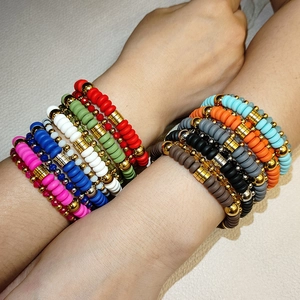 Set di bracciali elastici colorati Game Day in argilla Heishi con distanziali in acciaio