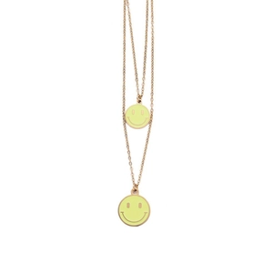 Dettaglio della collana dorata a due strati con ciondoli smiley verde lime