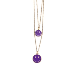 Dettaglio della collana doppia dorata con ciondoli sorriso in smalto viola