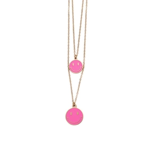 Dettaglio della collana a doppio strato dorata con ciondoli smaltati rosa sorriso