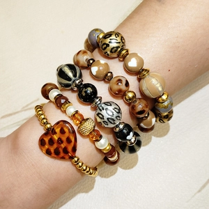 Set di bracciali multistrato bohémien con perline leopardate ambrate e ciondolo a cuore