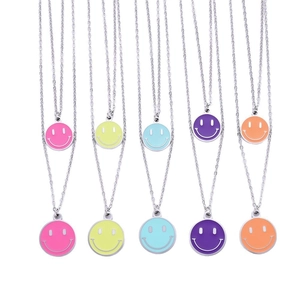 Collana a doppio strato in acciaio inossidabile con pendenti colorati a forma di sorriso