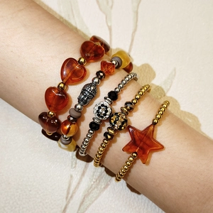 Set di braccialetti bohémien in resina ambrata con ciondoli a cuore, stella e testa di Buddha