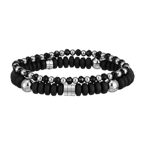 Dettaglio del set di bracciali con perline nere opache e distanziali in argento lucido