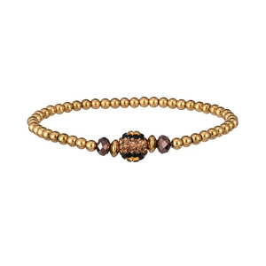 Dettaglio bracciale leopardato con perle in metallo dorato e finiture in cristallo