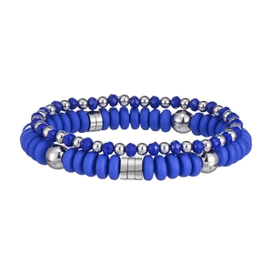 Dettaglio di bracciali elastici con perline di argilla blu e sfere in acciaio inossidabile